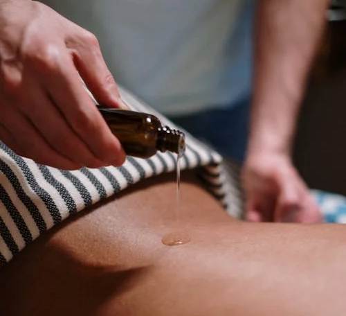 Aroma Oel Massage